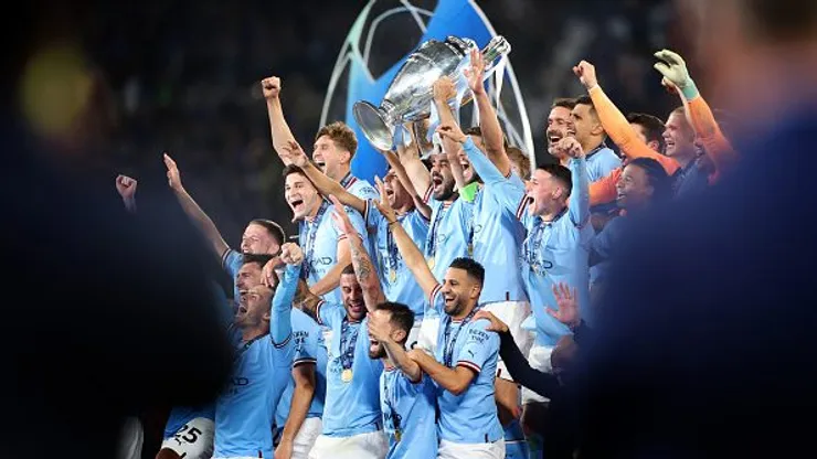 Elenco do Manchester City levanta a taça de campeão de Champions League. Foto: Catherine Ivill/Getty Images)