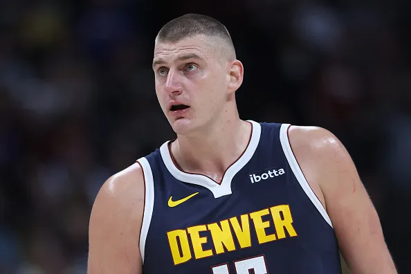 Jokic tem médias de 29 pontos e 13 rebotes na temporada. Foto: Getty Images