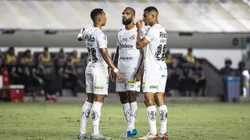 Jogadores do Santos durante partida contra o São Paulo no estádio Vila Belmiro pelo Campeonato Brasileiro - Foto: Abner Dourado/AGIF