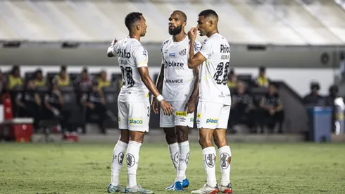 Jogadores do Santos durante partida contra o São Paulo no estádio Vila Belmiro pelo Campeonato Brasileiro - Foto: Abner Dourado/AGIF
