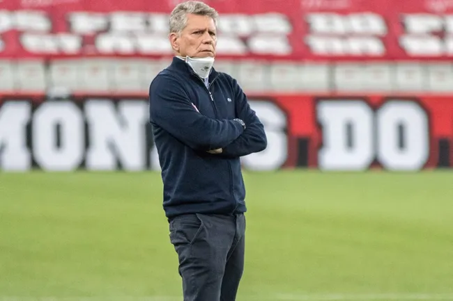 Paulo Autuori no estádio Arena da Baixada pelo campeonato Brasileiro A 2021. Foto: Robson Mafra/AGIF