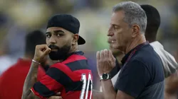Gabigol e Rodolfo Landim na beira do gramado no Maracanã conversando. Foto: Wagner Meier/Getty Images