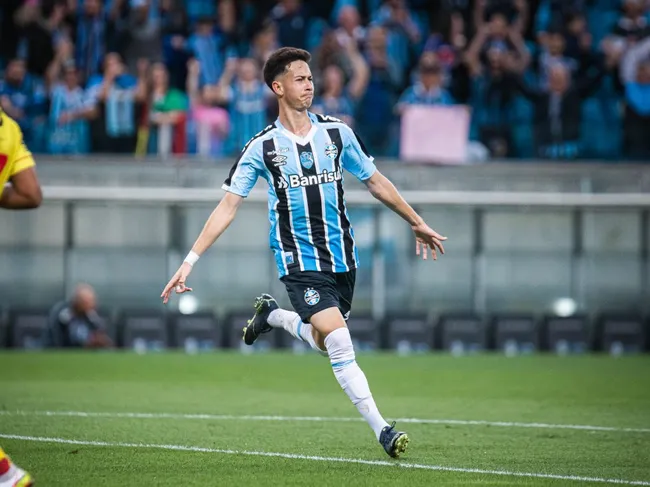 Gabriel Silva, jogador do Grêmio, comemora seu gol durante partida contra o Brusque no estádio Arena do Grêmio pelo campeonato Brasileiro B 2022. Foto: Maxi Franzoi/AGIF