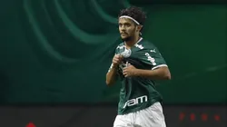 Gustavo Scarpa com a camisa do Palmeiras - Foto: Ricardo Moreira/Getty Images