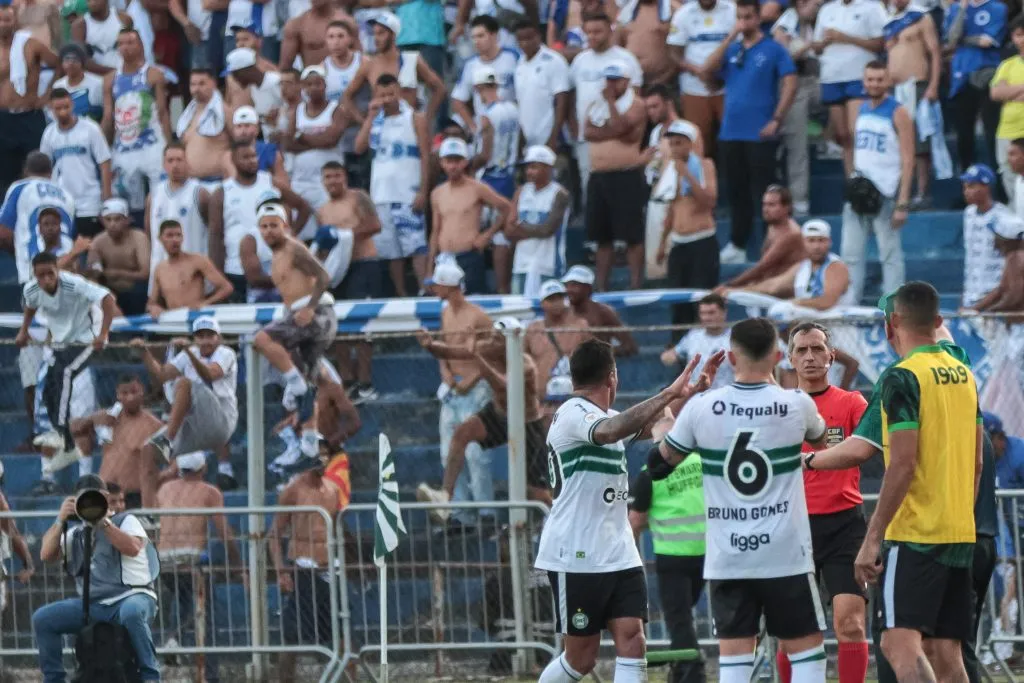 Momento que torcedores invadem o campo. Foto: Robson Mafra/AGIF