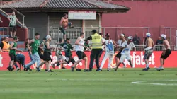 Torcedores entram em conflito no campo da Vila Capanema. Foto: Robson Mafra/AGIF