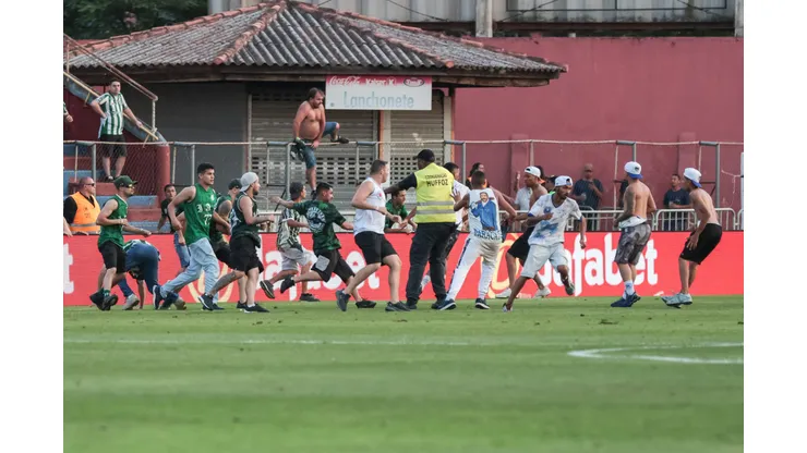 Torcedores entram em conflito no campo da Vila Capanema. Foto: Robson Mafra/AGIF