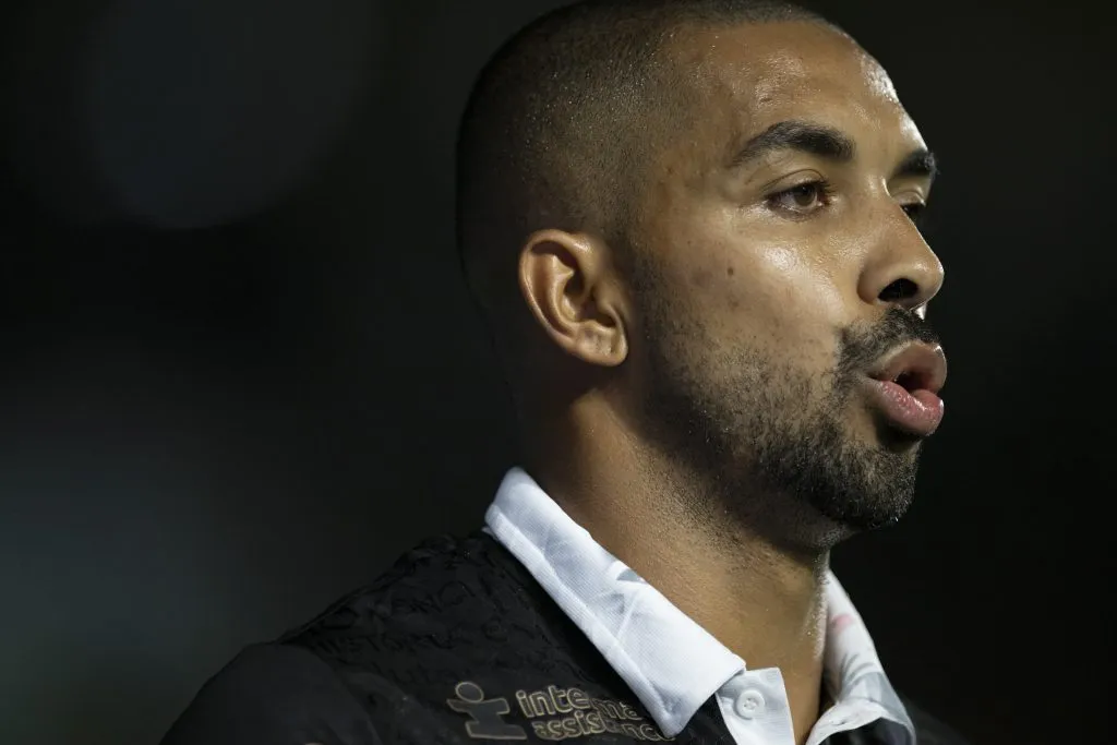 Foto: Jorge Rodrigues/AGIF – Paulo Henrique está fora do jogo contra o Cruzeiro