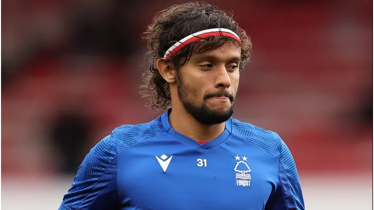 Gustavo Scarpa em ação pelo Nottingham Forest, onde tem contrato até junho de 2026 - Foto: Catherine Ivill/Getty Images