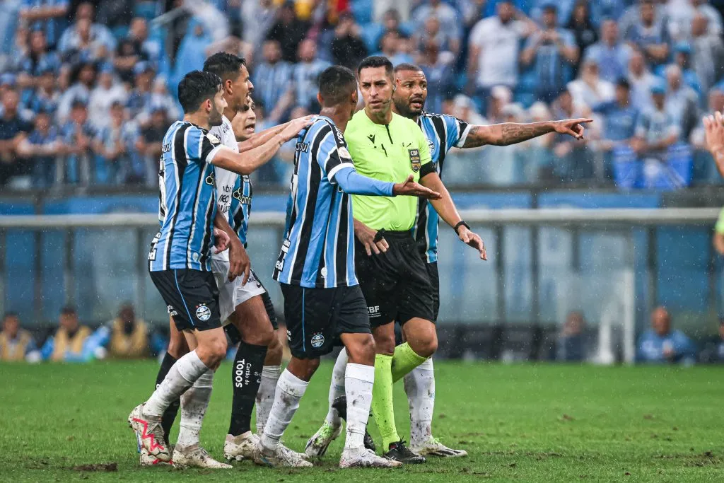 Jogadores do Grêmio reclamam com a arbitragem durante partida contra o Corinthians no estadio Arena do Gremio pelo campeonato Brasileiro A 2023. Foto: Maxi Franzoi/AGIF
