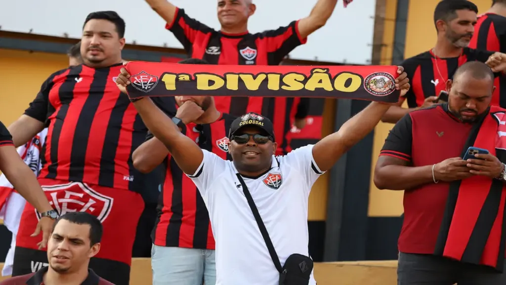 Torcida do Vitória comemora acesso para a Série A. Foto: AGIF