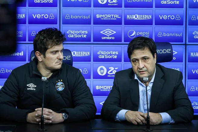 Alberto Guerra, presidente do Grêmio, juntamente de Antonio Brum, o novo Vice-Presidente de Futebol do Gremio durante uma coletiva de imprensa realizada no CT Luiz Carvalho. Foto: Maxi Franzoi/AGIF