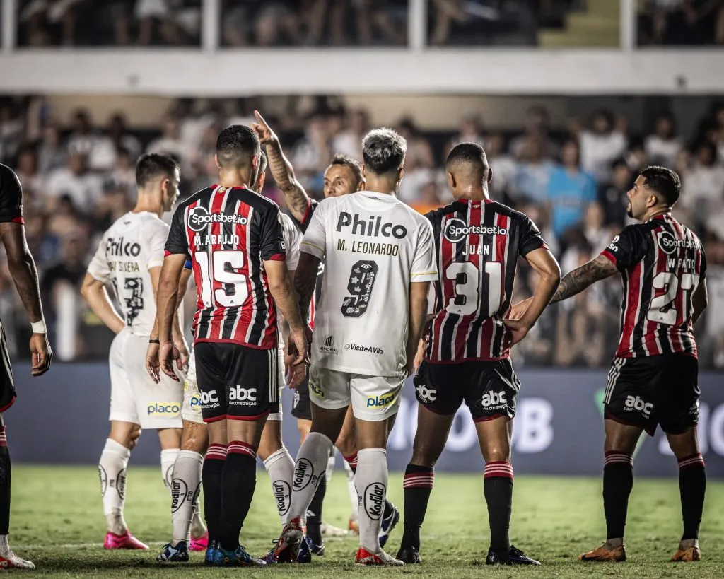 Jogadores de Santos e São Paulo durante o clássico na Vila Belmiro – Foto: Raul Baretta/Santos FC