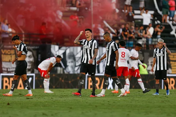 Jogadores do Botafogo em empate contra o Bragantino. Foto: Ricardo Moreira/Getty Images