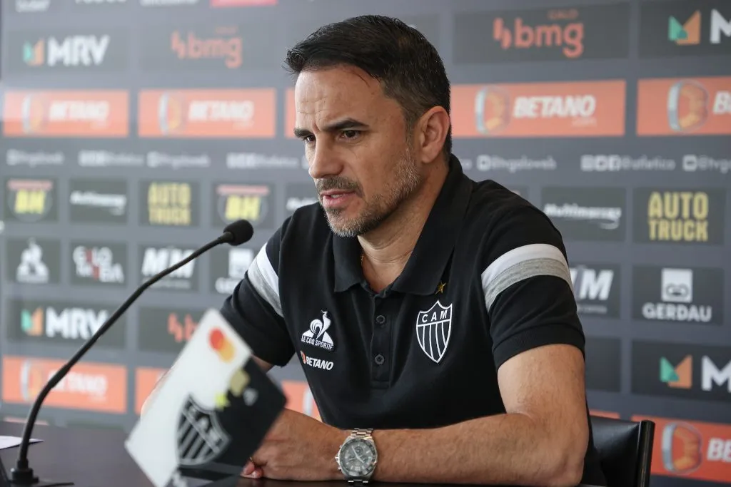O executivo de futebol do Atlético-MG, Rodrigo Caetano, trabalha para ‘baratear’ o custo de Scarpa e o Verdão observa para surfar na oportunidade  – Foto: Pedro Souza / Atlético