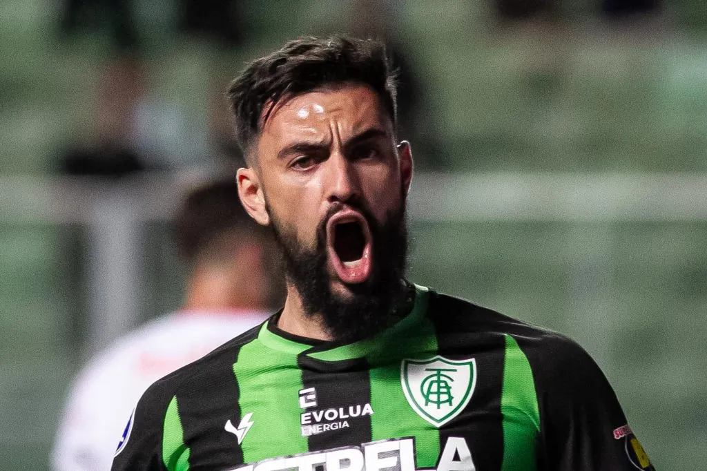 Gonzalo Mastriani jogador do America-MG comemora seu gol durante partida contra o Bragantino no estadio Independencia pelo campeonato Copa Sul-Americana 2023. Foto: Fernando Moreno/AGIF