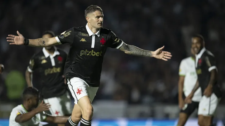 Vegetti, jogador do Vasco, comemora seu gol durante partida contra o América-MG no estádio São Januário pelo Campeonato Brasileiro - Foto: Jorge Rodrigues/AGIF