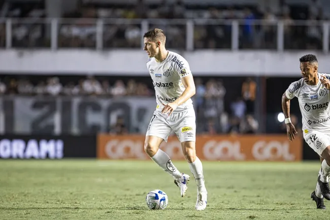 Julio Furch jogador do Santos durante partida contra o Sao Paulo no estadio Vila Belmiro pelo campeonato Brasileiro A 2023. Foto: Abner Dourado/AGIF