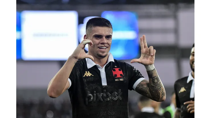 RJ - RIO DE JANEIRO - 16/09/2023 - BRASILEIRO A 2023, VASCO X FLUMINENSE - Gabriel Pec jogador do Vasco comemora seu gol durante partida contra o Fluminense no estadio Engenhao pelo campeonato Brasileiro A 2023. Foto: Thiago Ribeiro/AGIF