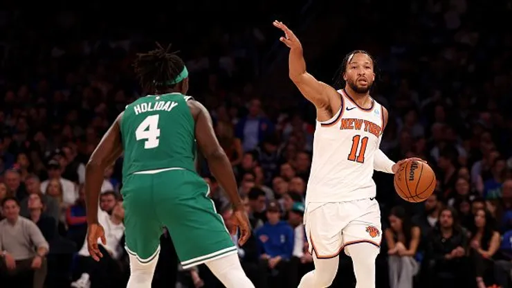 Jalen Brunson e Jrue Holiday: um dos confrontos em quadra entre Knicks e Celtics