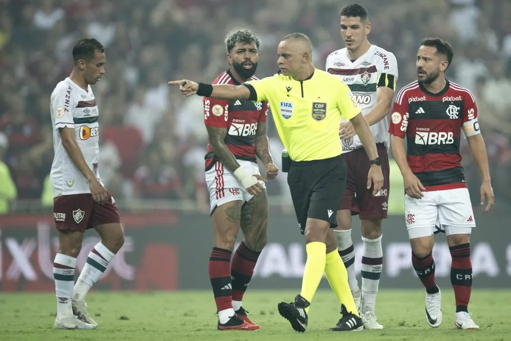 Gabigol e Nino foram expulsos – Foto: Jorge Rodrigues/AGIF.