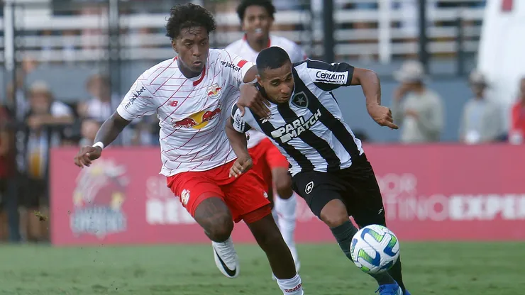 Victor Sá em ação pelo Botafogo (Foto: Vitor Silva/BFR)