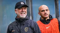 Mano Menezes, técnico do Corinthians, durante partida contra o Grêmio na Arena do Grêmio pelo Campeonato Brasileiro - Foto: Maxi Franzoi/AGIF