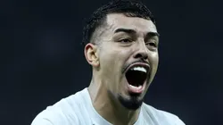 Lateral do Corinthians foi derrubado, mas a arbitragem mandou seguir - Foto: Marcello Zambrana/AGIF.