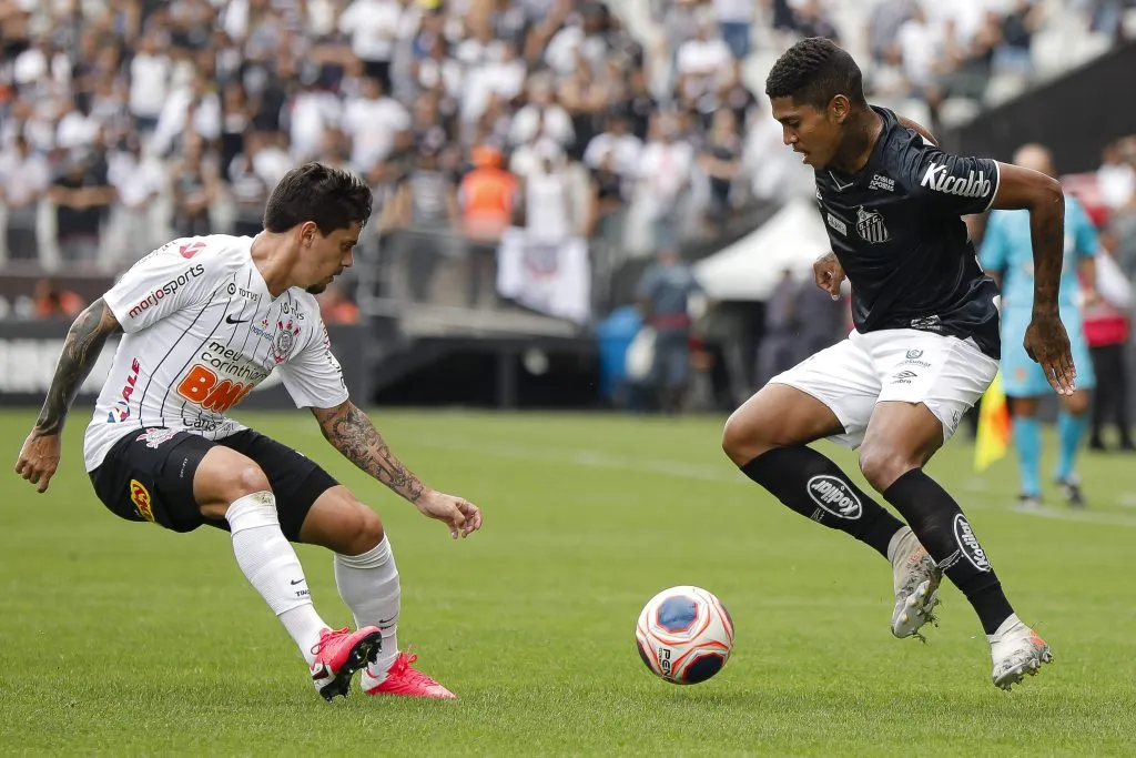 Foto: Daniel Vorley/AGIF – Raniel tentando jogada pelo Santos no Campeonato Paulista de 2020
