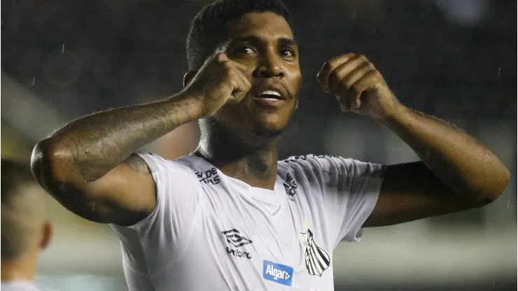 Foto: Fernanda Luz/AGIF - Raniel comemorando gol quando defendia o Santos, em 2020