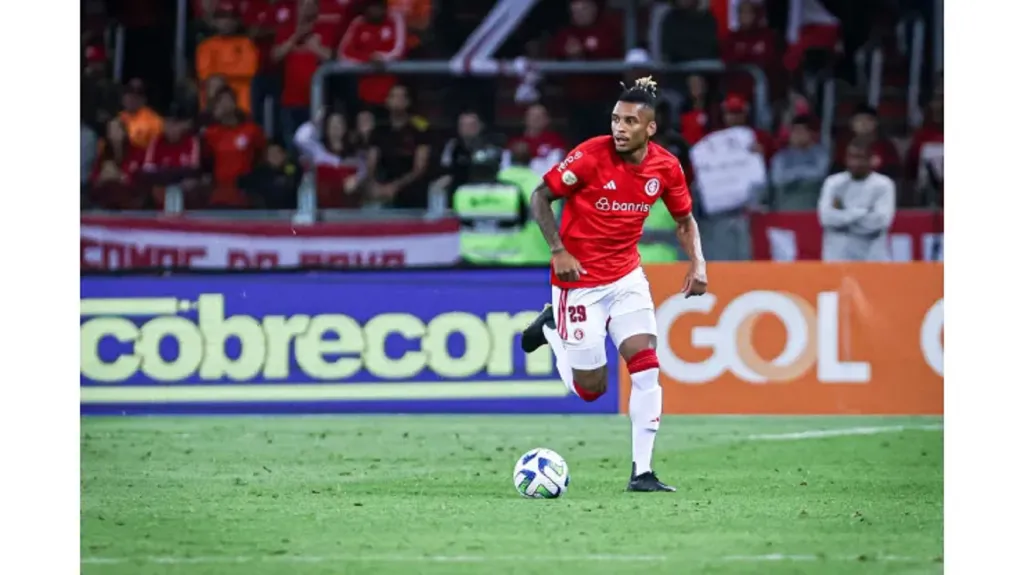 Foto: Maxi Franzoi/AGIF – Dalbert em jogo pelo Internacional