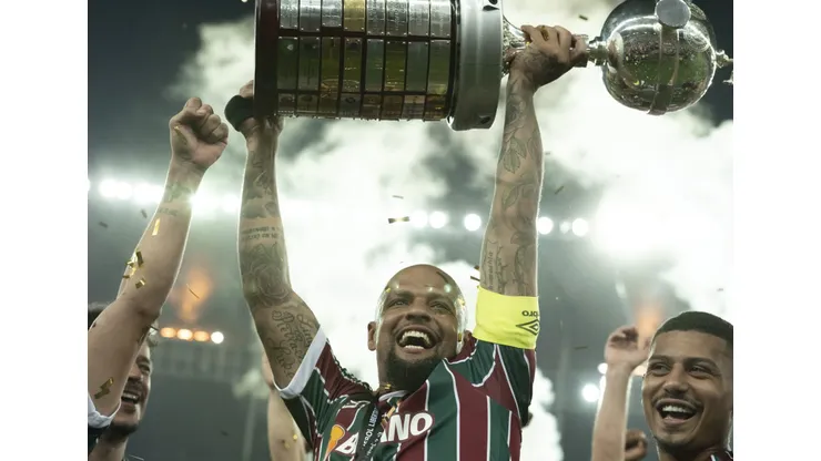 Felipe Melo levantou taça histórica no Fluminense Foto: Jorge Rodrigues/AGIF