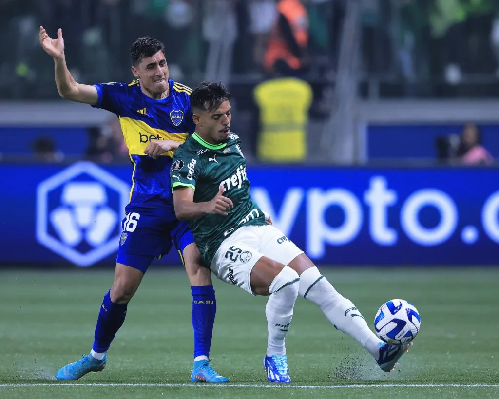 Gabriel Menino jogador do Palmeiras disputa lance com Merentiel jogador do Boca Juniors durante partida no estadio Arena Allianz Parque pelo campeonato Libertadores 2023. Foto: Ettore Chiereguini/AGIF