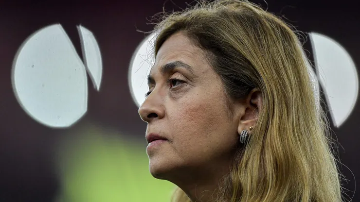 Leila Pereira precisou aguentar críticas de Abel em coletiva - Foto: Thiago Ribeiro/AGIF