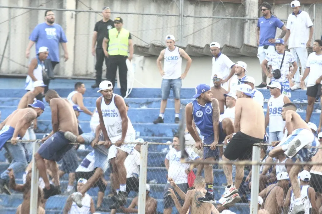 PR – CURITIBA – 11/11/2023 – BRASILEIRO A 2023, CORITIBA X CRUZEIRO – Invasao de torcedores durante partida no estadio Durival de Britto pelo campeonato Brasileiro A 2023. Foto: Gabriel Machado/AGIF
