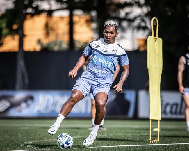 Alfredo Morelos durante treinamento no CT Rei Pelé. Foto: Raul Baretta/ Santos FC