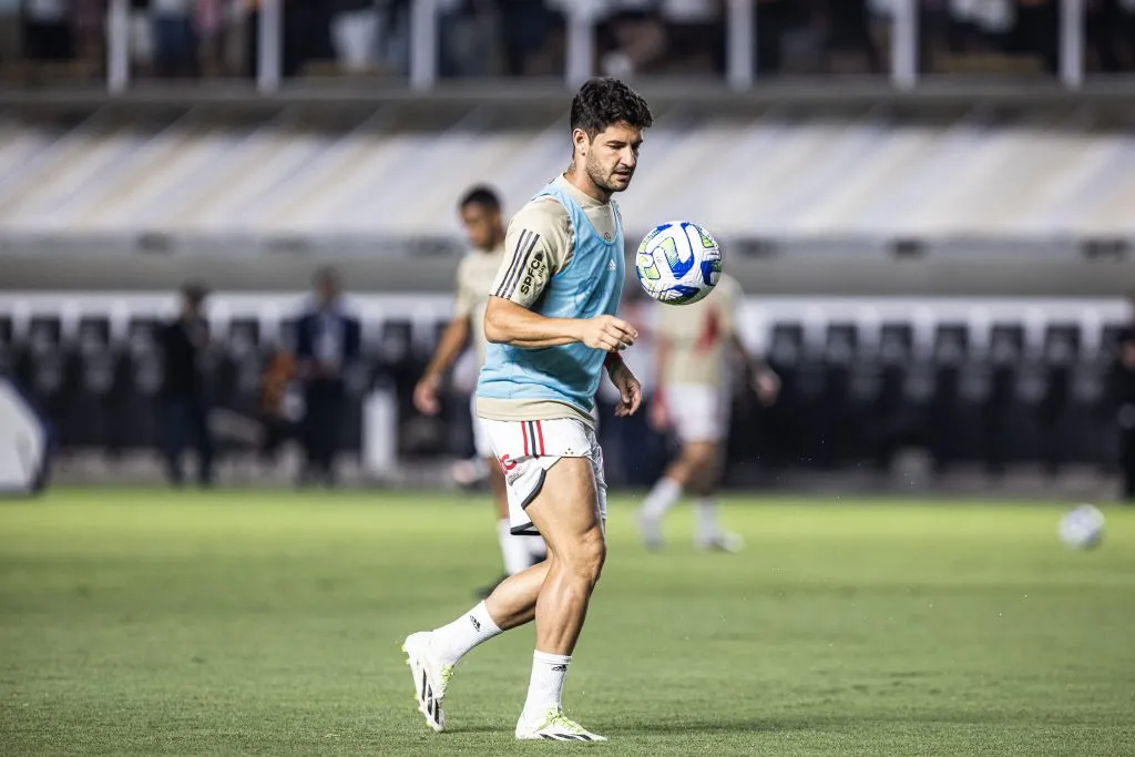 Alexandre Pato durante aquecimento do São Paulo – Foto: Abner Dourado/AGIF