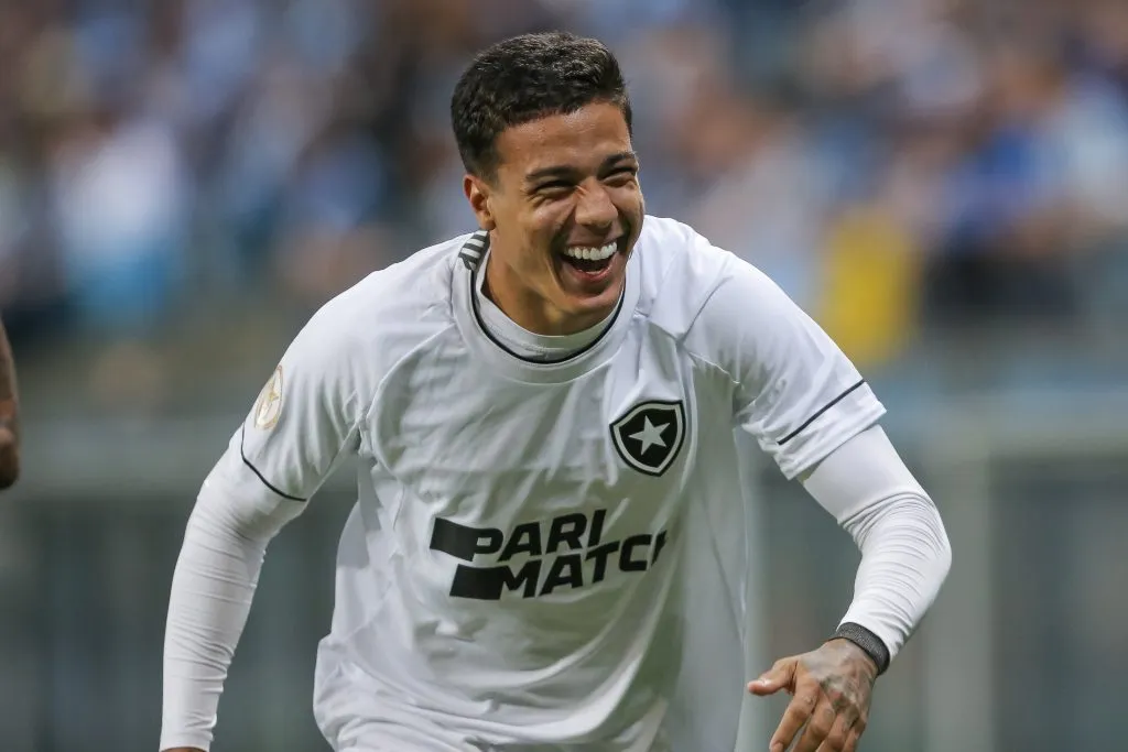 Carlos Alberto jogador do Botafogo comemora seu gol durante partida contra o Gremio. Foto: Pedro H. Tesch/AGIF