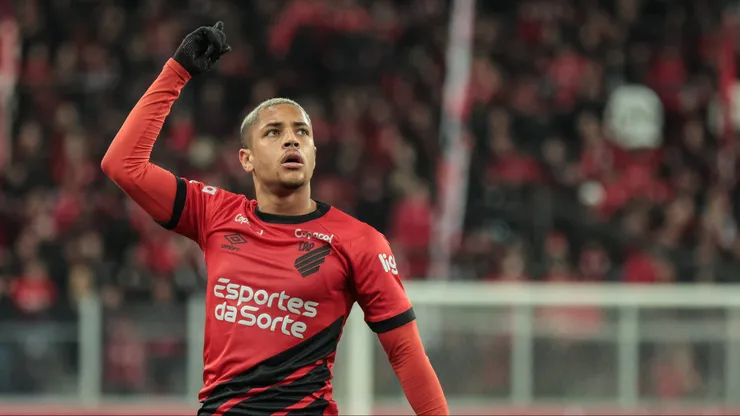 Vitor Roque jogador do Athletico-PR comemora seu gol durante partida contra o Fluminense no estadio Arena da Baixada pelo campeonato Brasileiro A 2023. Foto: Robson Mafra/AGIF