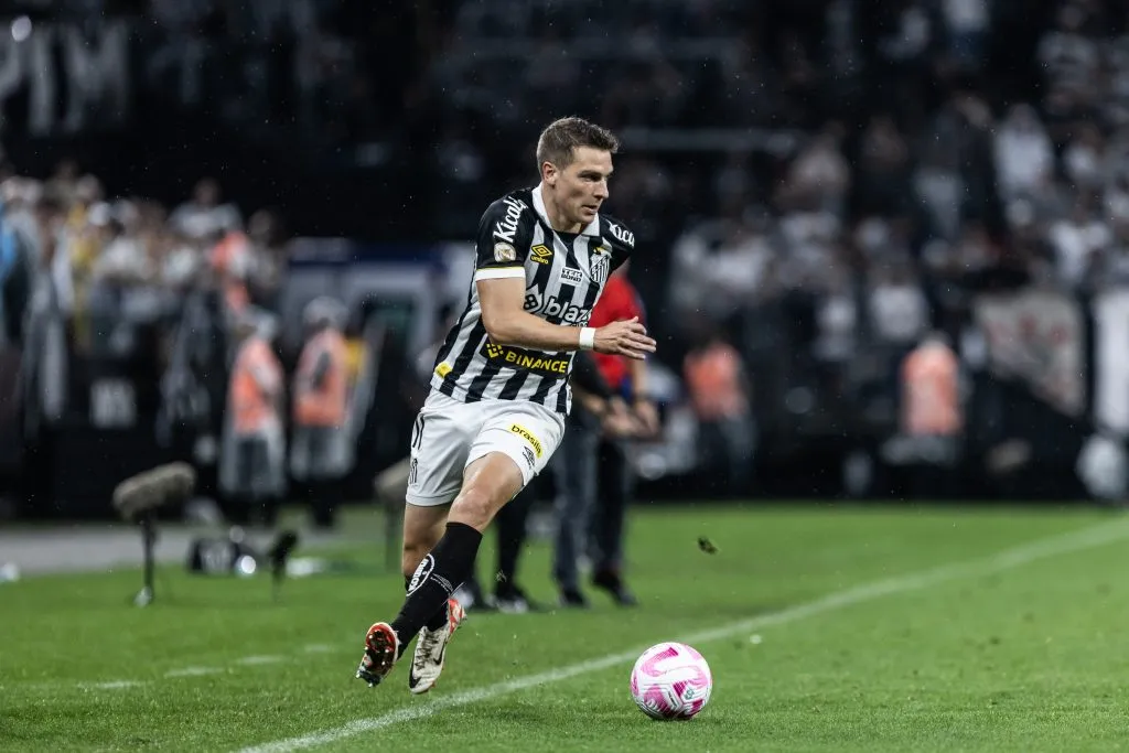 Julio Furch jogador do Santos durante partida contra o Corinthians no estádio Arena Corinthians pelo campeonato Brasileiro A 2023. Foto: Abner Dourado/AGIF