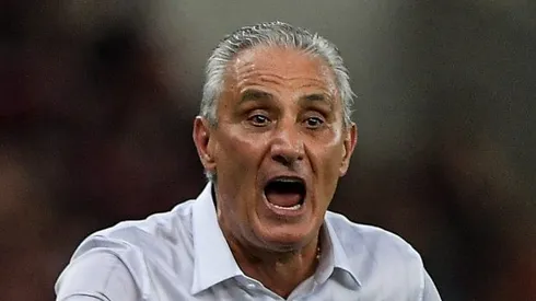 Tite em partida do Flamengo em partida válida pelo Campeonato Brasileiro - Foto: Thiago Ribeiro/AGIF
