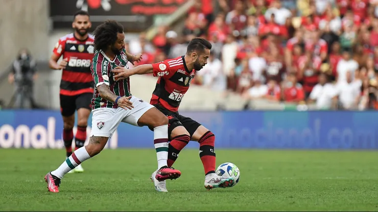 Marcelo jogador do Fluminense disputa lance com Everton Ribeiro jogador do Flamengo durante partida no estádio Maracanã pelo campeonato Brasileiro A 2023. Foto: Thiago Ribeiro/AGIF