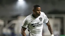 Junior Santos jogador do Botafogo comemora seu gol durante partida contra o America-MG no estadio Independencia pelo campeonato Brasileiro A 2023. Foto: Alessandra Torres/AGIF