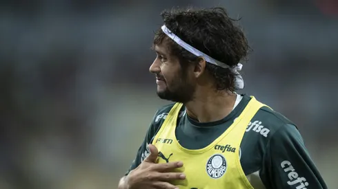 Gustavo Scarpa jogador do Palmeiras durante aquecimento antes da partida contra o Fluminense no Maracanã pelo campeonato Brasileiro A 2022. Foto: Jorge Rodrigues/AGIF