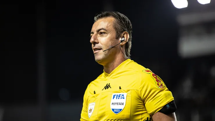 Raphael Claus, árbitro da CBF, durante partida do Campeonato Brasileiro. Foto: Abner Dourado