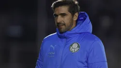 Abel Ferreira treinador do Palmeiras acompanha a equipe em jogo contra o Bragantino no Brasileirão - Photo by Ricardo Moreira/Getty Images