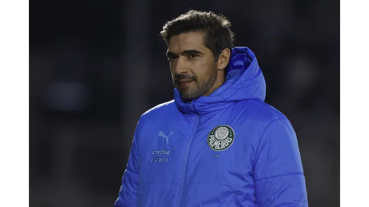 Abel Ferreira treinador do Palmeiras acompanha a equipe em jogo contra o Bragantino no Brasileirão - Photo by Ricardo Moreira/Getty Images