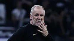 Mano Menezes acompanha a equipe em partida do Campeonato Brasileiro - Foto: Fabio Giannelli/AGIF