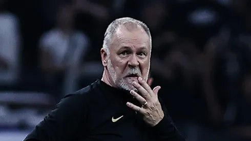 Mano Menezes acompanha a equipe em partida do Campeonato Brasileiro - Foto: Fabio Giannelli/AGIF