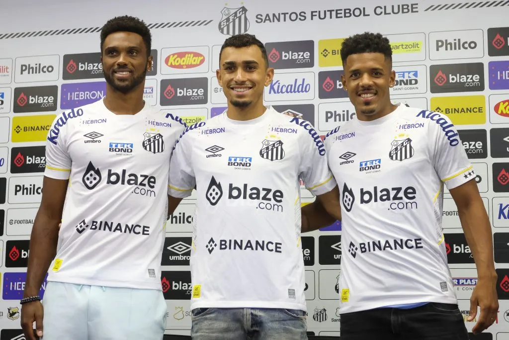 SANTOS, APRESENTACAO – Bruno Mezenga, Gabriel Inocencio e Luan Dias, Apresentacao, CT Rei Pele , 18/04/2023 Foto: Fernanda Luz/AGIF